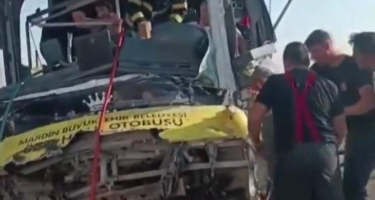 Mardin’de halk otobüsü ile tır çarpıştı: 1 ölü, 9 yaralı