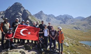 Türk Nöroloji ve Türk Algoloji Derneği’nden, Ağrı tedavisi için farkındalıkla Kaçkar Dağları’na tırmanış