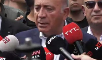 Gürsel Tekin İstanbul İl Başkanlığı binasının önüne geldi