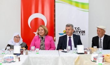 Artvin Valisi Ergün, sakin şehir Şavşat’ta huzurevi sakinlerini ziyaret etti