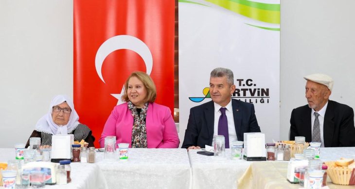Artvin Valisi Ergün, sakin şehir Şavşat’ta huzurevi sakinlerini ziyaret etti