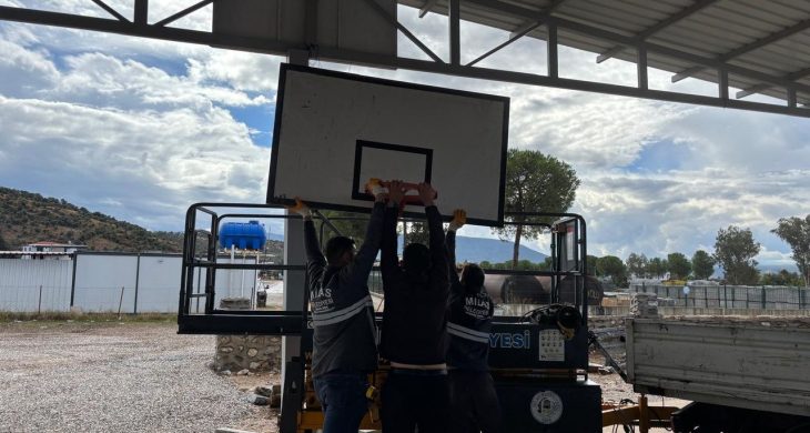 Milas Belediyesi basketbol potalarının kurulumlarına başladı