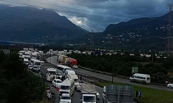Payas-Adana otoyolu’nda sel alarmı: Trafik tek yönden sağlanıyor