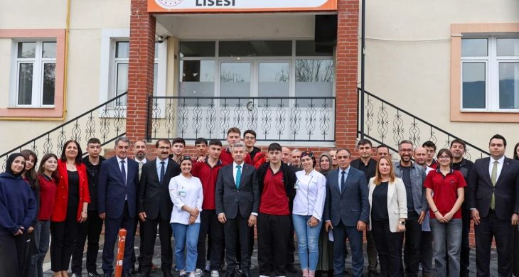 Artvin Valisi Ergün lise öğrencileriyle bir araya geldi