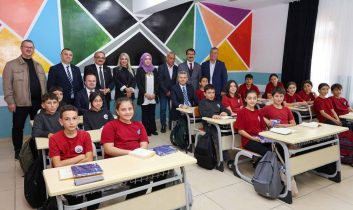 Öğrenciler tulumla karşıladıkları Vali Ergün’den halı saha istediler