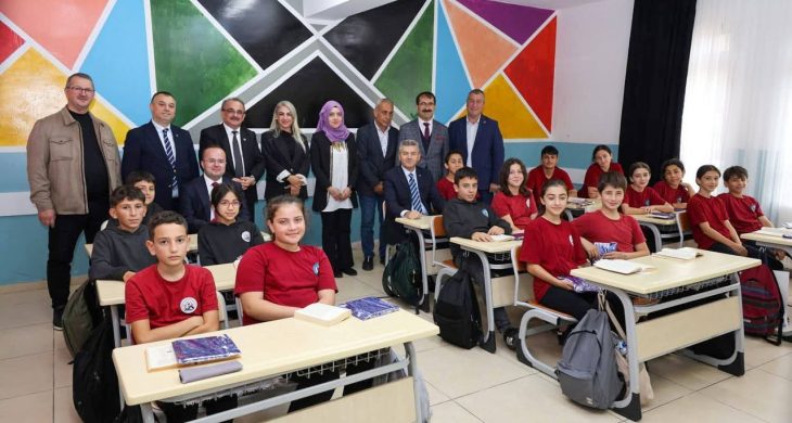 Öğrenciler tulumla karşıladıkları Vali Ergün’den halı saha istediler