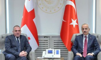 Bakan Uraloğlu, Gürcistan Altyapı Bakanı Sokhadze ile görüştü