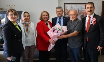 Artvin Valisi Ergün, emekli öğretmeni evinde ziyaret etti