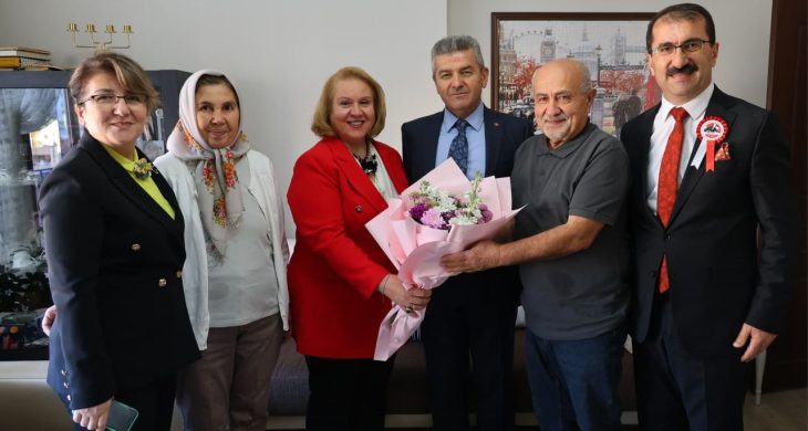 Artvin Valisi Ergün, emekli öğretmeni evinde ziyaret etti