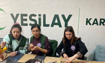 Yeşilay Kars Şubesi, “Kadına Yönelik Şiddete Hayır” mesajıyla dantel atölyesi düzenledi