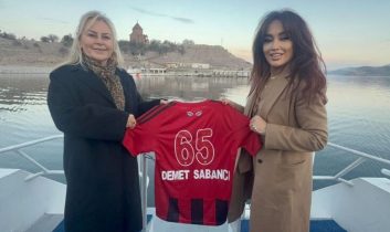 Vanspor başkan yardımcısı Gökırmak’tan Sabancı’ya forma jesti!