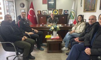 Artvinspor Kulübü Başkanı Yıldırım, kulübün antrenörleriyle istişarelerde bulundu