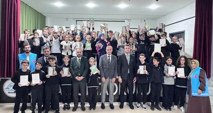 Rize’de Seçmeli Kur’an-ı Kerim dersini seçen öğrencilere manevi hediye