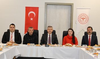 Artvin Valisi Ergün, tütün ve tütün ürünlerinin kullanımını bırakan 15 kişiye teşekkür belgesi verdi