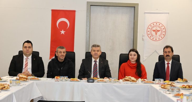 Artvin Valisi Ergün, tütün ve tütün ürünlerinin kullanımını bırakan 15 kişiye teşekkür belgesi verdi