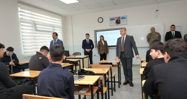 Artvin Valisi Ergün, kent merkezindeki okullarda incelmelerde bulundu