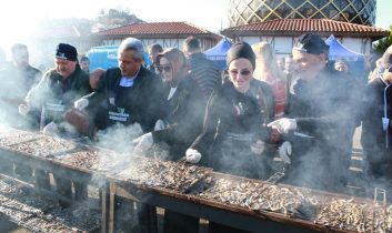 Rize’de düzenlenen “8. Hamsi Festivali”nde katılımcılara 2 ton 53 kilo hamsi ikram edildi