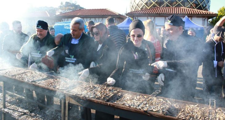 Rize’de düzenlenen “8. Hamsi Festivali”nde katılımcılara 2 ton 53 kilo hamsi ikram edildi