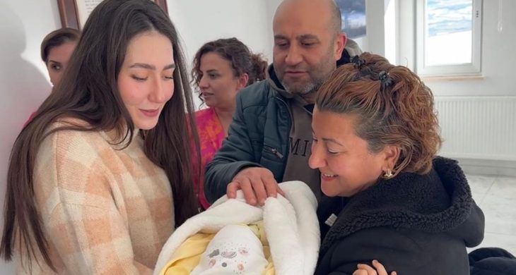 “Geçici Koruyucu Aile” modelinin 100’üncü Bebeği ailesiyle buluştu