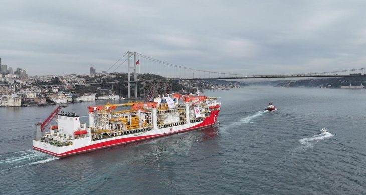 Yıldırım İstanbul Boğazı’ndan Geçti