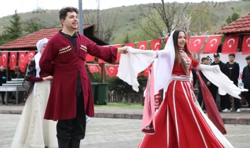 Yağmur altında Hıdırellez coşkusu: Geleneksel yarışmalar renkli görüntüler oluşturdu
