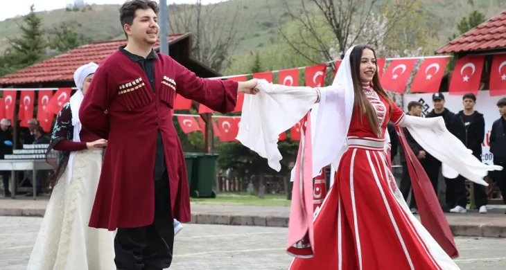 Yağmur altında Hıdırellez coşkusu: Geleneksel yarışmalar renkli görüntüler oluşturdu