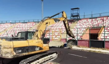 Yarım asırlık mabet çöküyor: Van Atatürk Şehir Stadyumu’na ilk kepçe vuruldu
