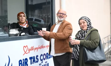 Yeşilyurt Belediyesi’nden hasta ve yakınlarına sıcak çorba ikramı
