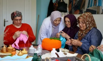 Yeşilyurt’ta kadınlar kurslar sayesinde üretime katılıyor