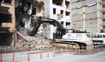 Yeşilyurt’ta üç katlı metruk bina kontrollü şekilde yıkıldı