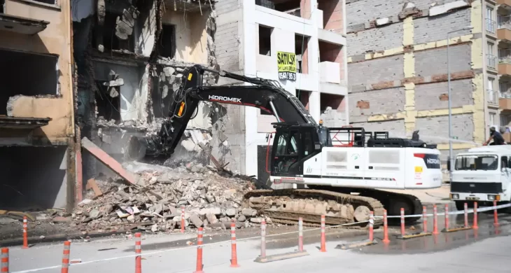 Yeşilyurt’ta üç katlı metruk bina kontrollü şekilde yıkıldı
