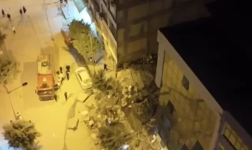 Hatay’da yıkılan bina korku yarattı