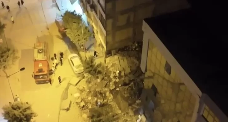 Hatay’da yıkılan bina korku yarattı