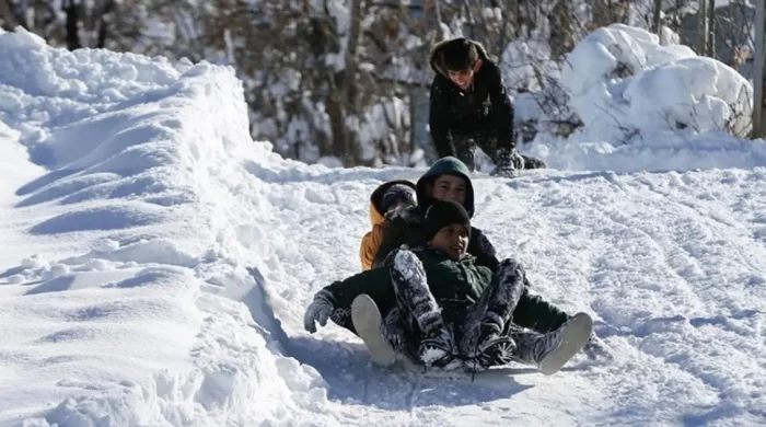 Yoğun kar yağışı eğitimi durdurdu: 8 ilde okullar tatil