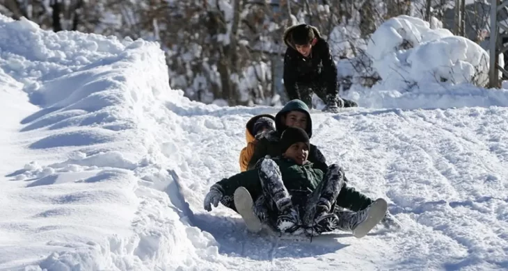 Yoğun kar yağışı eğitimi durdurdu: 8 ilde okullar tatil