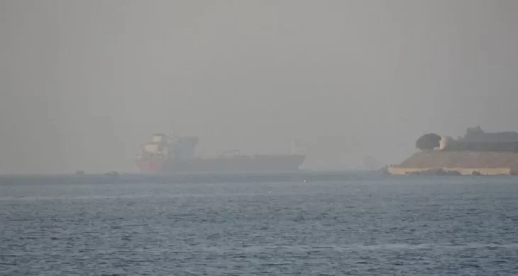 Yoğun sis İstanbul Boğazı’nda gemi trafiğini durdurdu