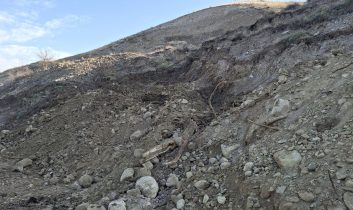 Beypazarı Adaören Mahallesi yolunda toprak kayması