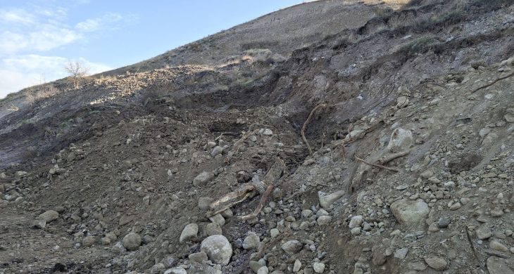 Beypazarı Adaören Mahallesi yolunda toprak kayması