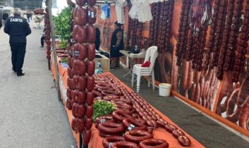 Yöresel çarşıda 850 kilo tarihi geçmiş sucuk imha edildi