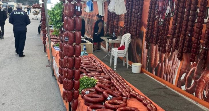 Yöresel çarşıda 850 kilo tarihi geçmiş sucuk imha edildi