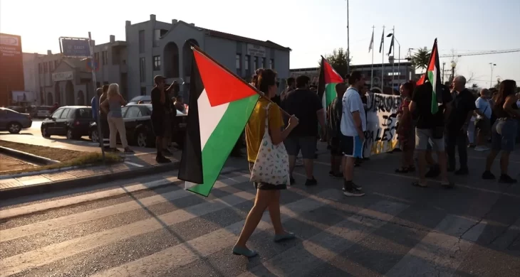 Yunanistan’da Filistin destekçileri, Pire Limanı’nda israil gemisini protesto etti