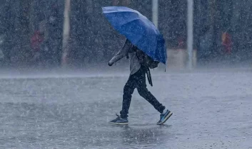 Yurt genelinde sağanak alarmı: Sıcaklık kuzeyde düşüyor, doğuda yükseliyor