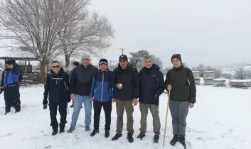 Yürüyüş severler, karlı bir manzarada doğa yürüyüşte bulundu