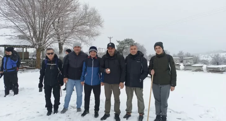 Yürüyüş severler, karlı bir manzarada doğa yürüyüşte bulundu