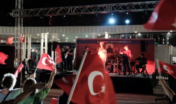 30 Ağustos coşkusu “Kahramanların İzinde” konseriyle başladı; Zafer meşalesi Milli İrade Meydanı’nda yakıldı