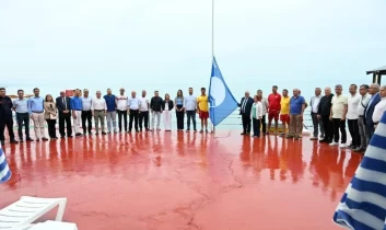 Zonguldak plajlarının tek mavi bayrağı, Kdz. Ereğli’de göndere çekildi